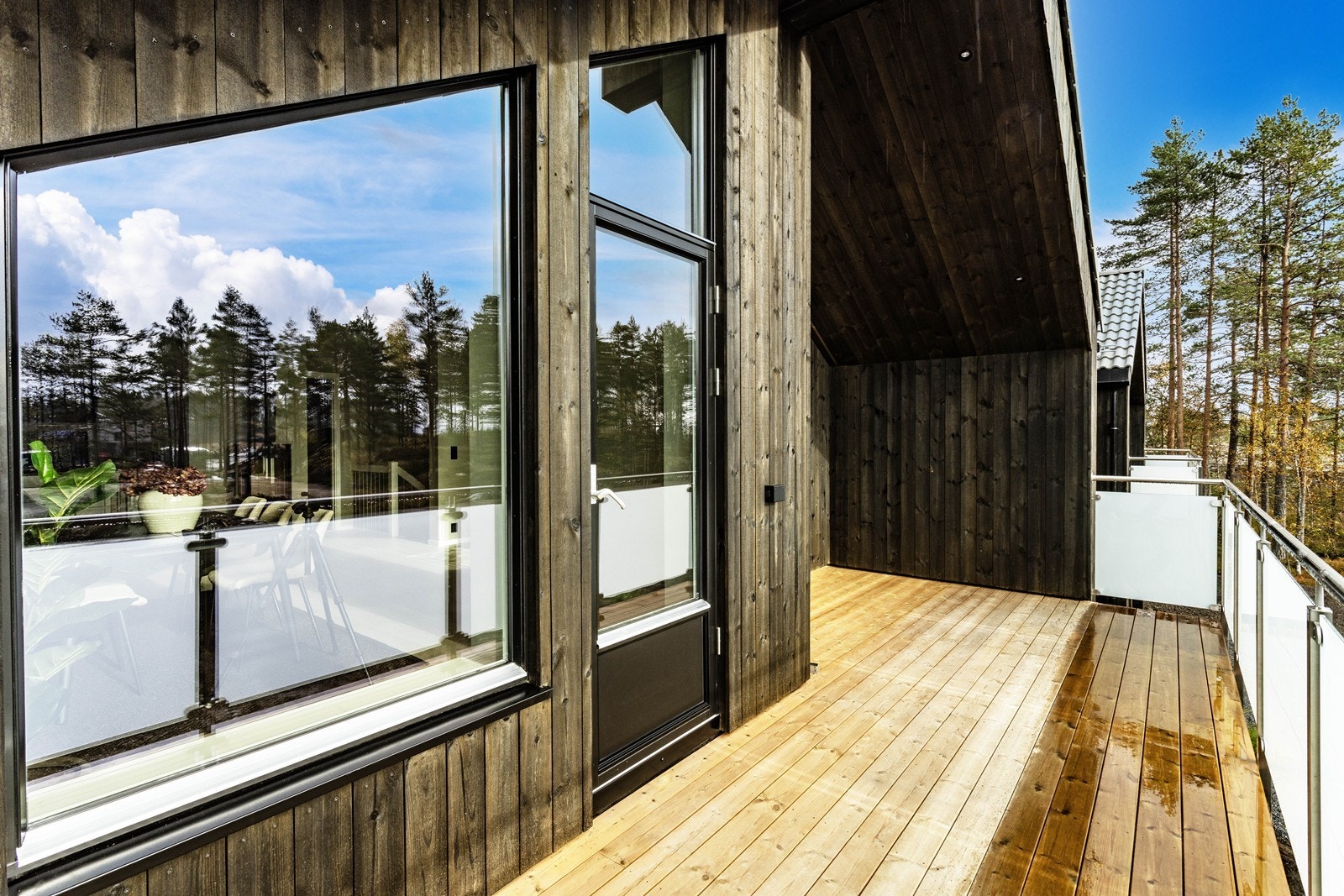 Verandaen har utgang fra stue og er delvis overbygget. Galleribilde