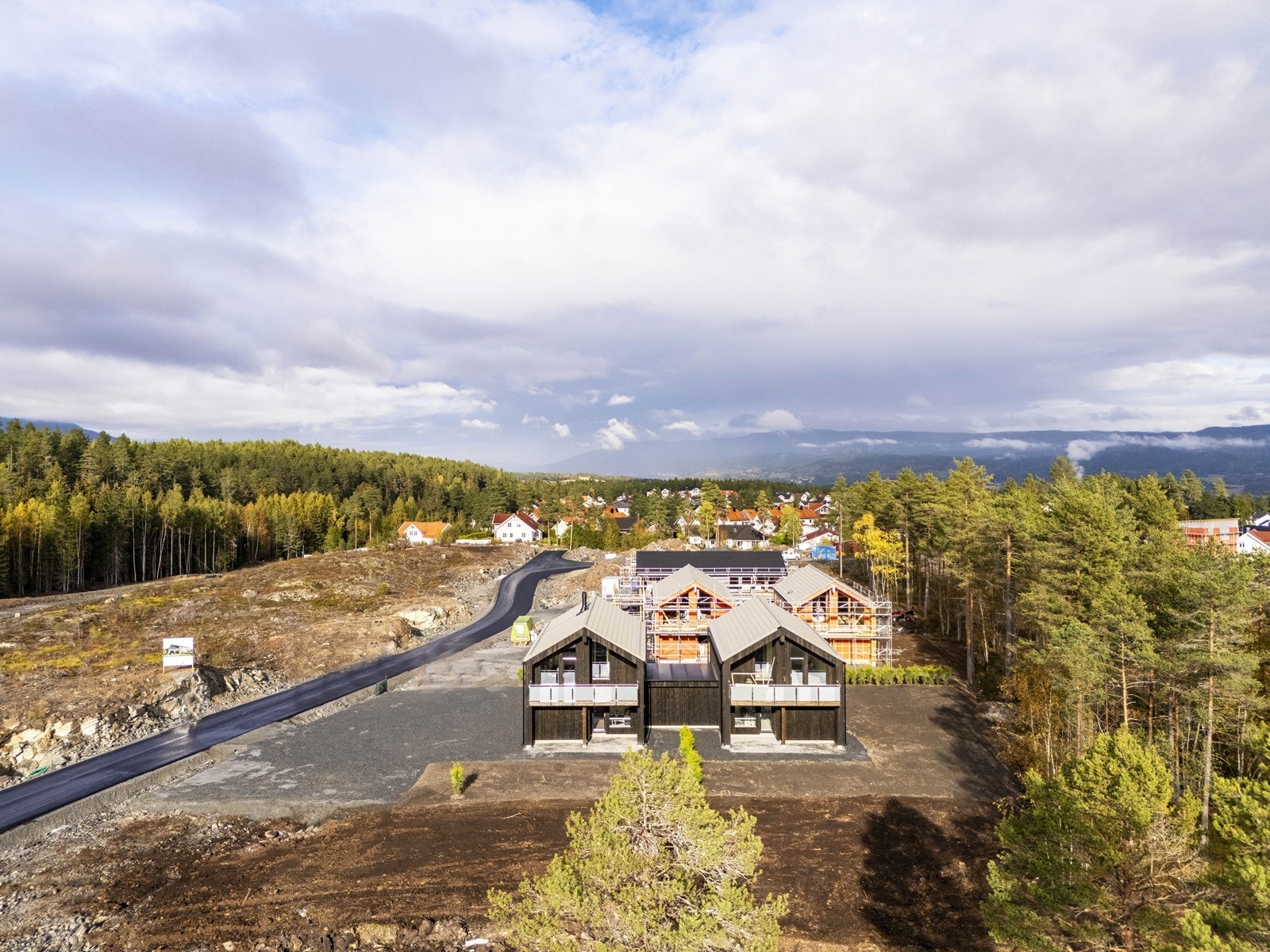 Tomten er opparbeidet med en stor gruset gårdsplass og det er klargjort for opparbeidelse av plen med matjord. Tomten er ellers solrik, flat og lettstelt. Galleribilde