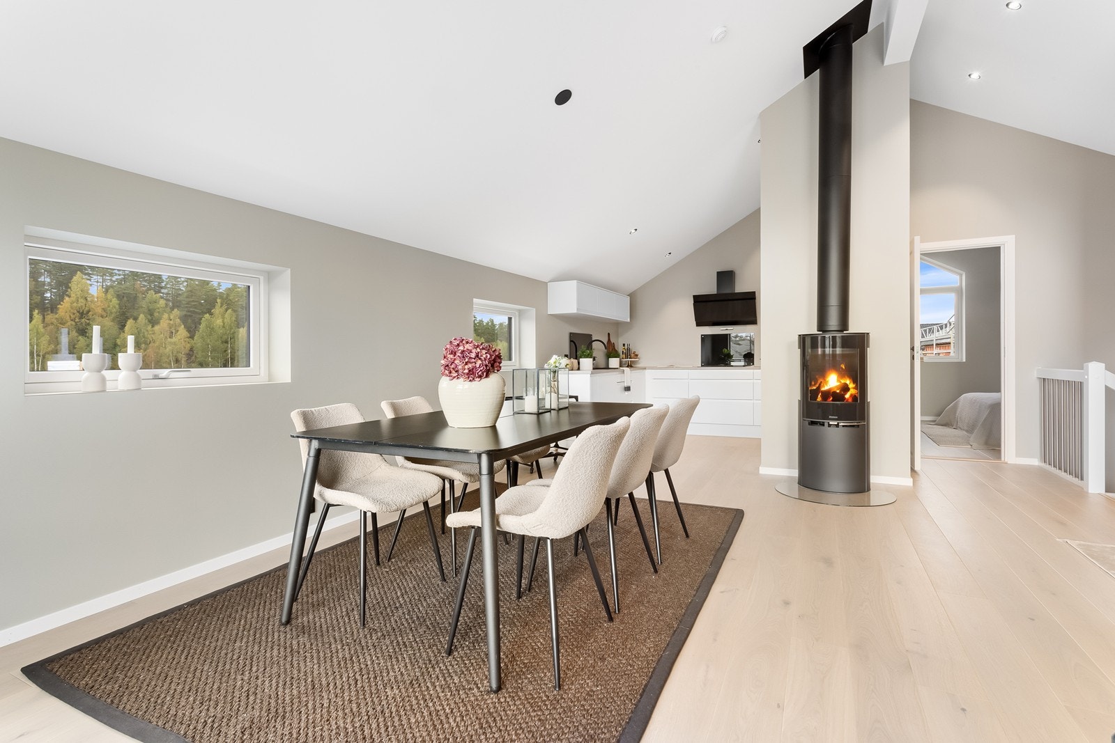 Spisestuen har sin naturlige plassering i tilknytning til kjøkkenet. Galleribilde