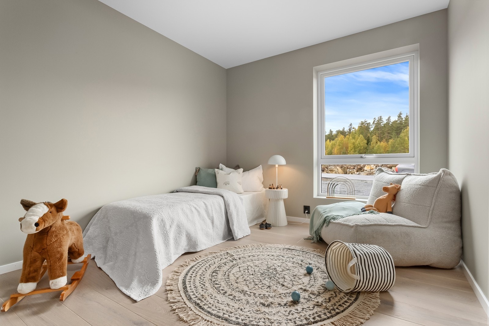 I tillegg til hovedsoverommet er det to romslige soverom i første etasje. Galleribilde