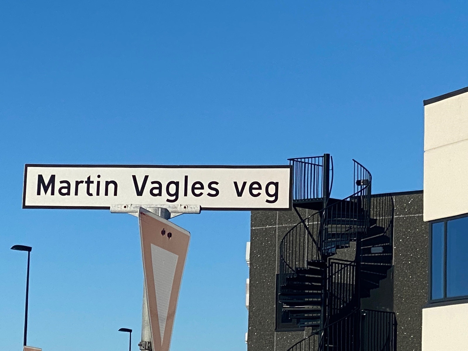 Ligger fint til i den "nye" delen i inngangen av Håland Industriområde. Galleribilde