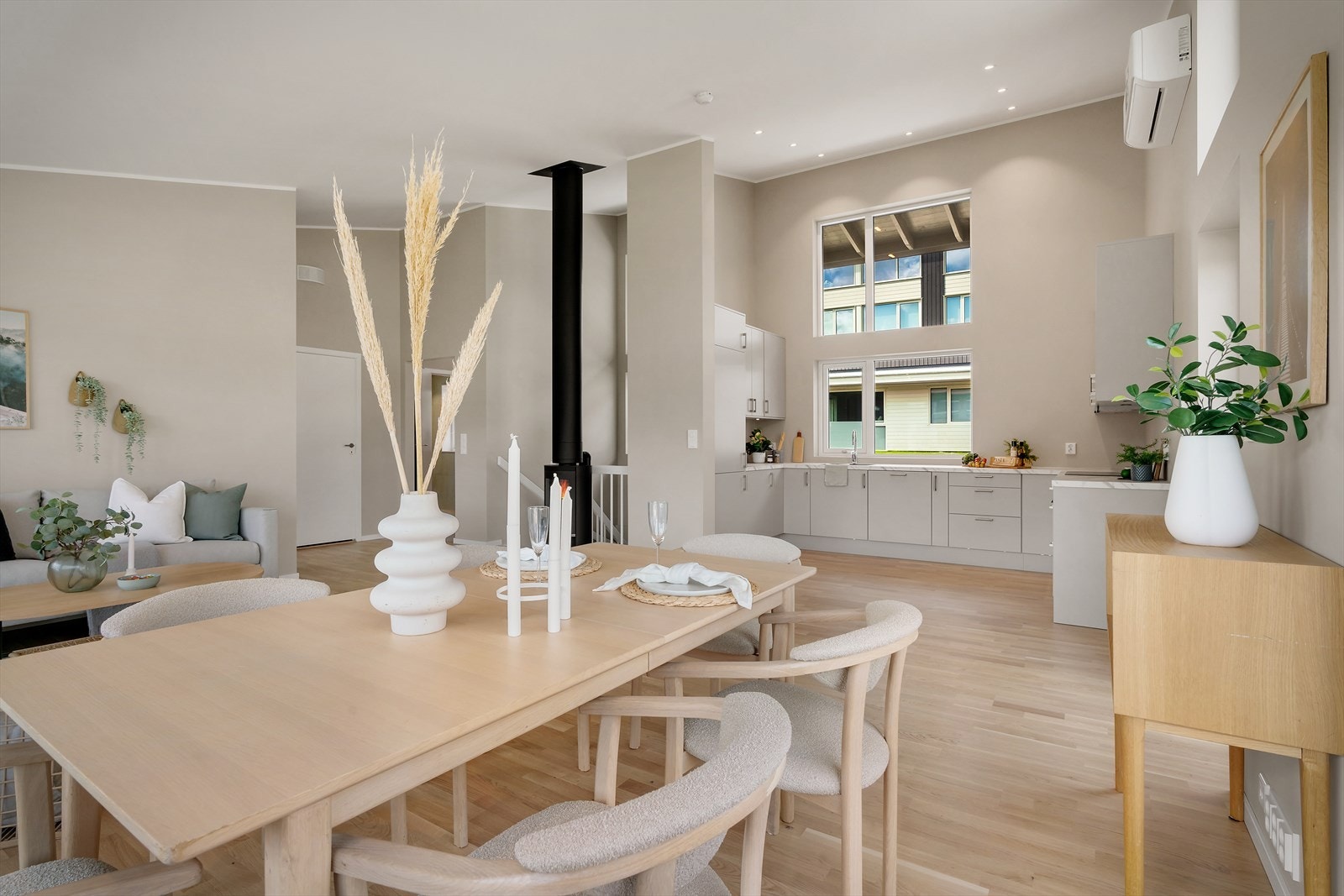 Fra spisestue mot kjøkken - oppvarming med varmepumpe og peis! Galleribilde