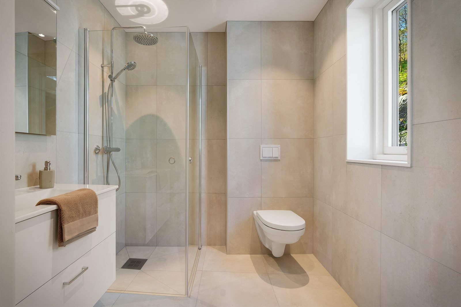 Komplett bad med lekker innredning Galleribilde