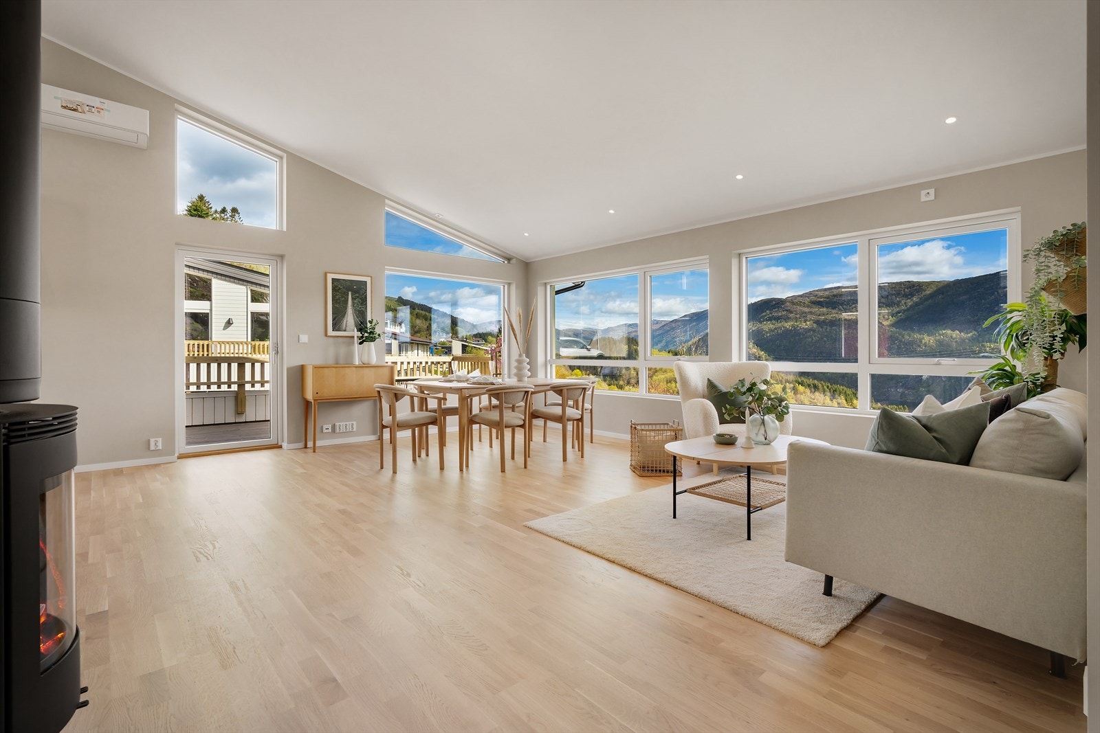 Stuen er på hele 40,5 kvm og har en naturlig inndeling i soner. Galleribilde