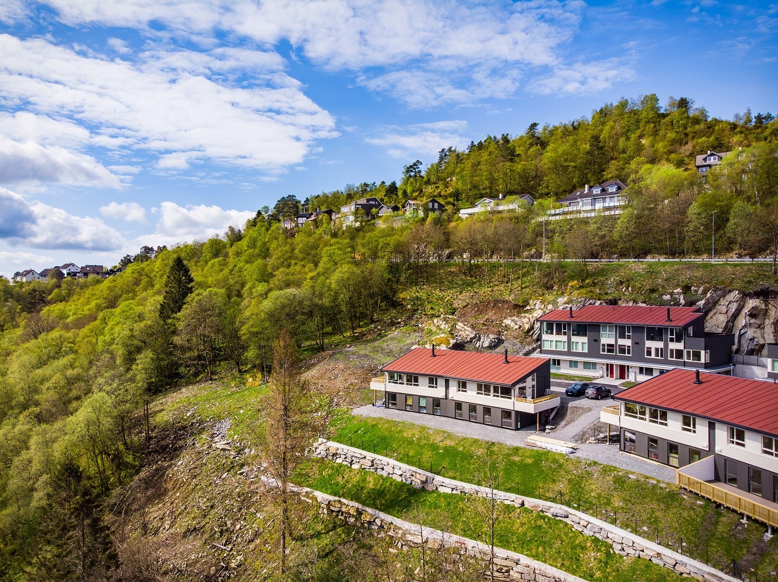 Boligen er for salg er fremst i rekken og er del av tomannsboligen til høyre på bildet Galleribilde