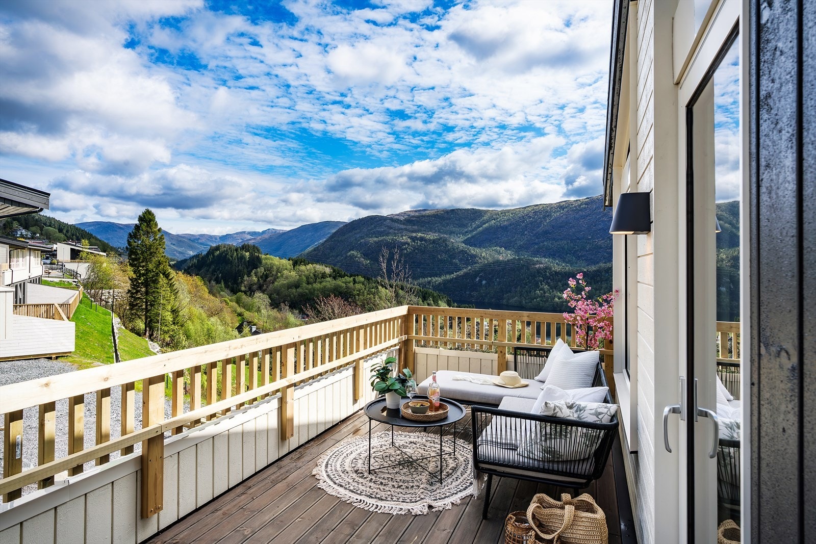 Vlekommen til Helldalsstølen ! Fra stue er det direkte utgang til altan 14 kvm Galleribilde