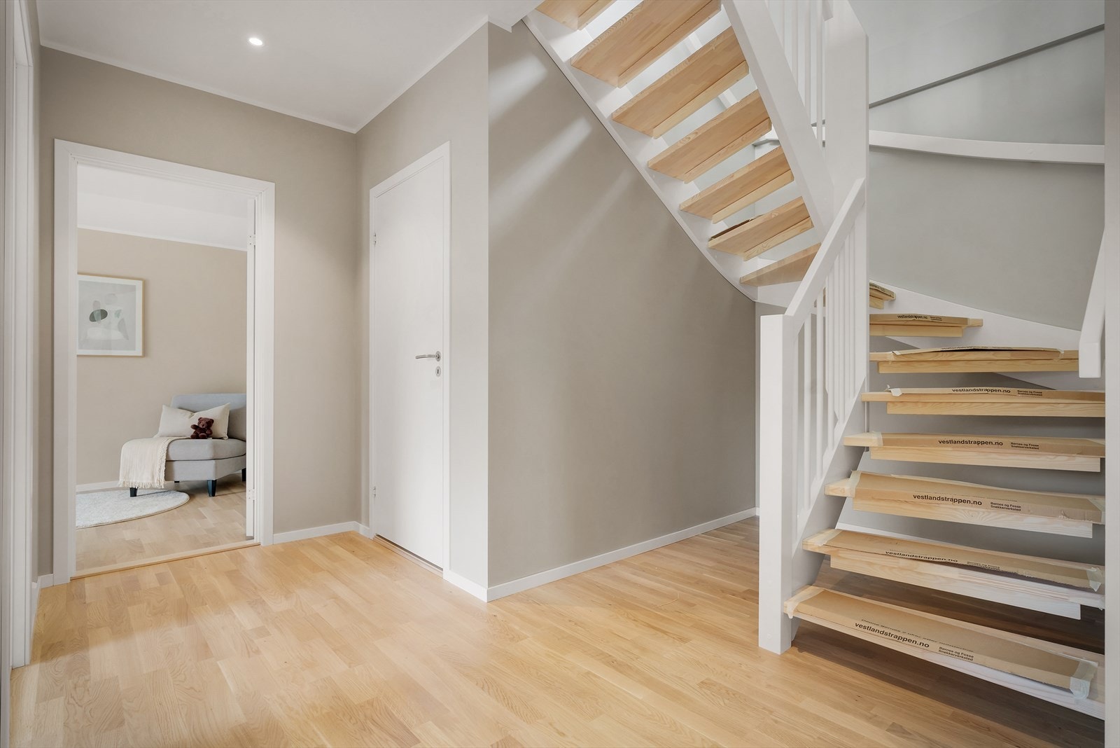 Mellom etasjene er det en lekker trapp som er et møbel i seg selv Galleribilde