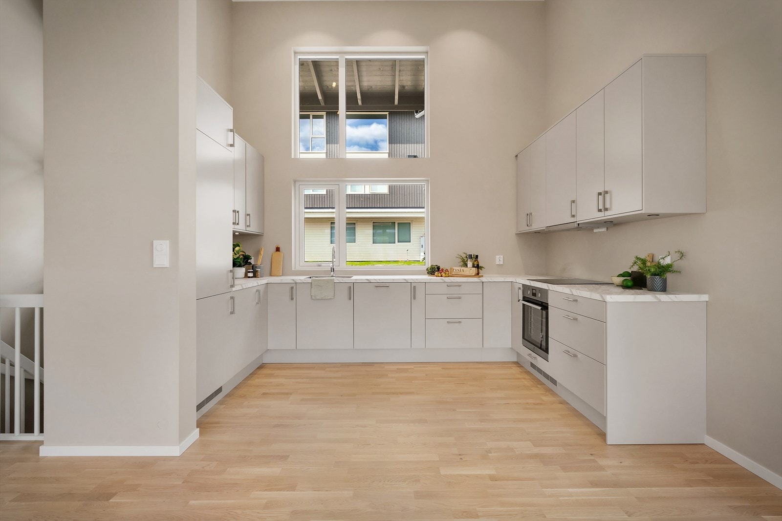 Stort og innholdsrikt kjøkken med hvitevarer Galleribilde