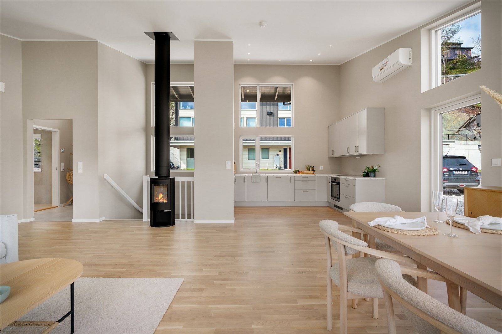 Boligen er godt oppgradert fra prosjekt standard. Dette med blant annet peis, kjøkkenet er oppgradert mm. Galleribilde