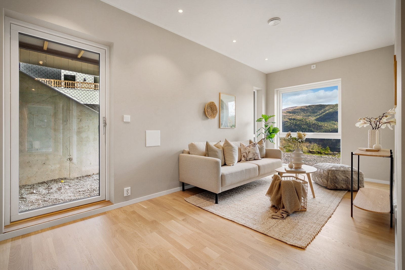 Stor Tv-stue i 1. etasje. Her er det også varmekabler i gulv Galleribilde