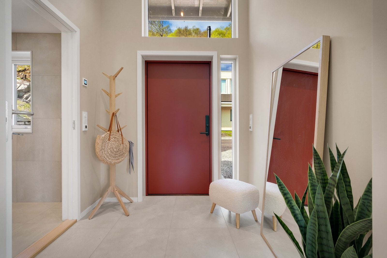 Entre med god takhøyde, fliser med varmekabler på gulv Galleribilde