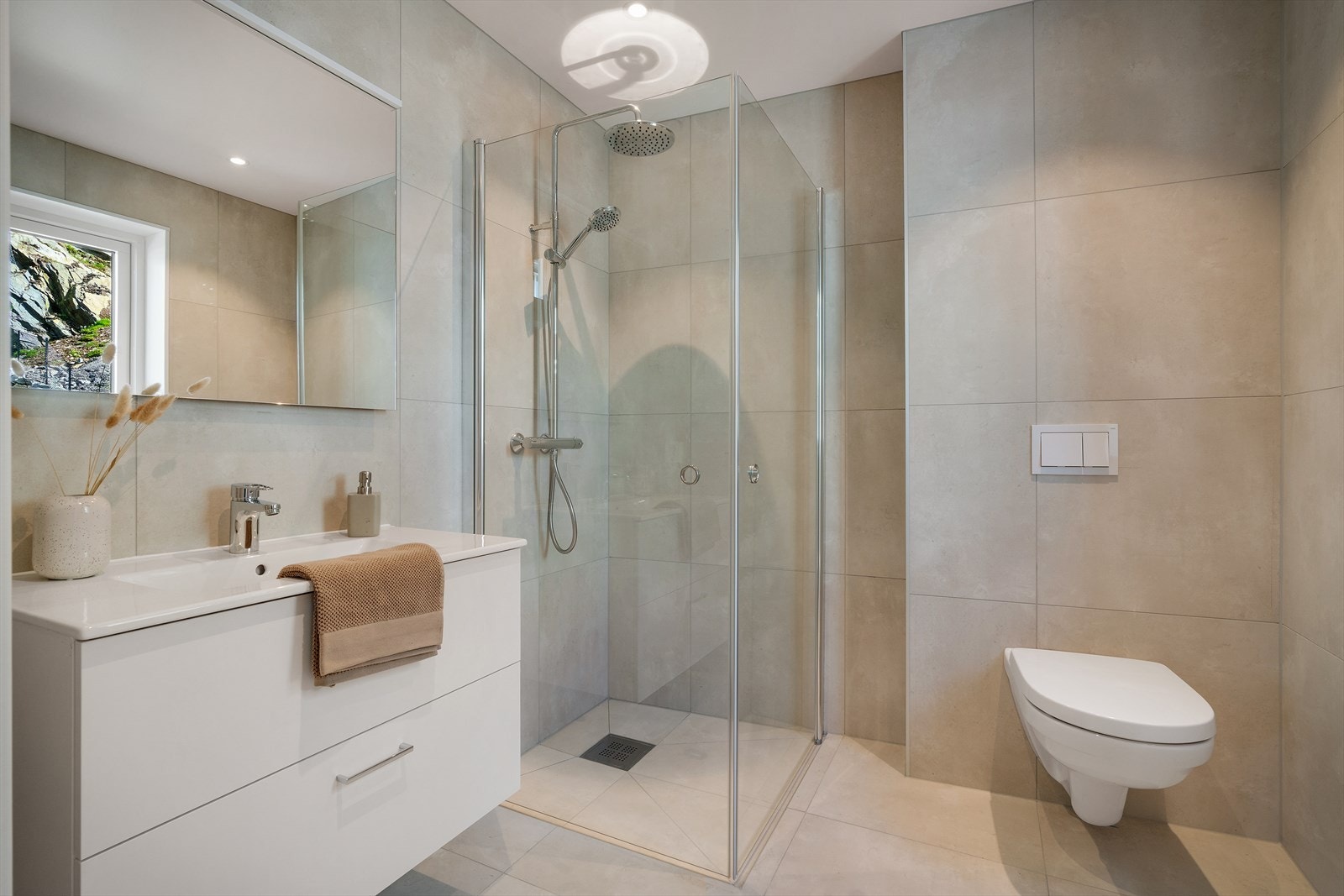 Badet har 60x60 fliser som er en oppgradering Galleribilde