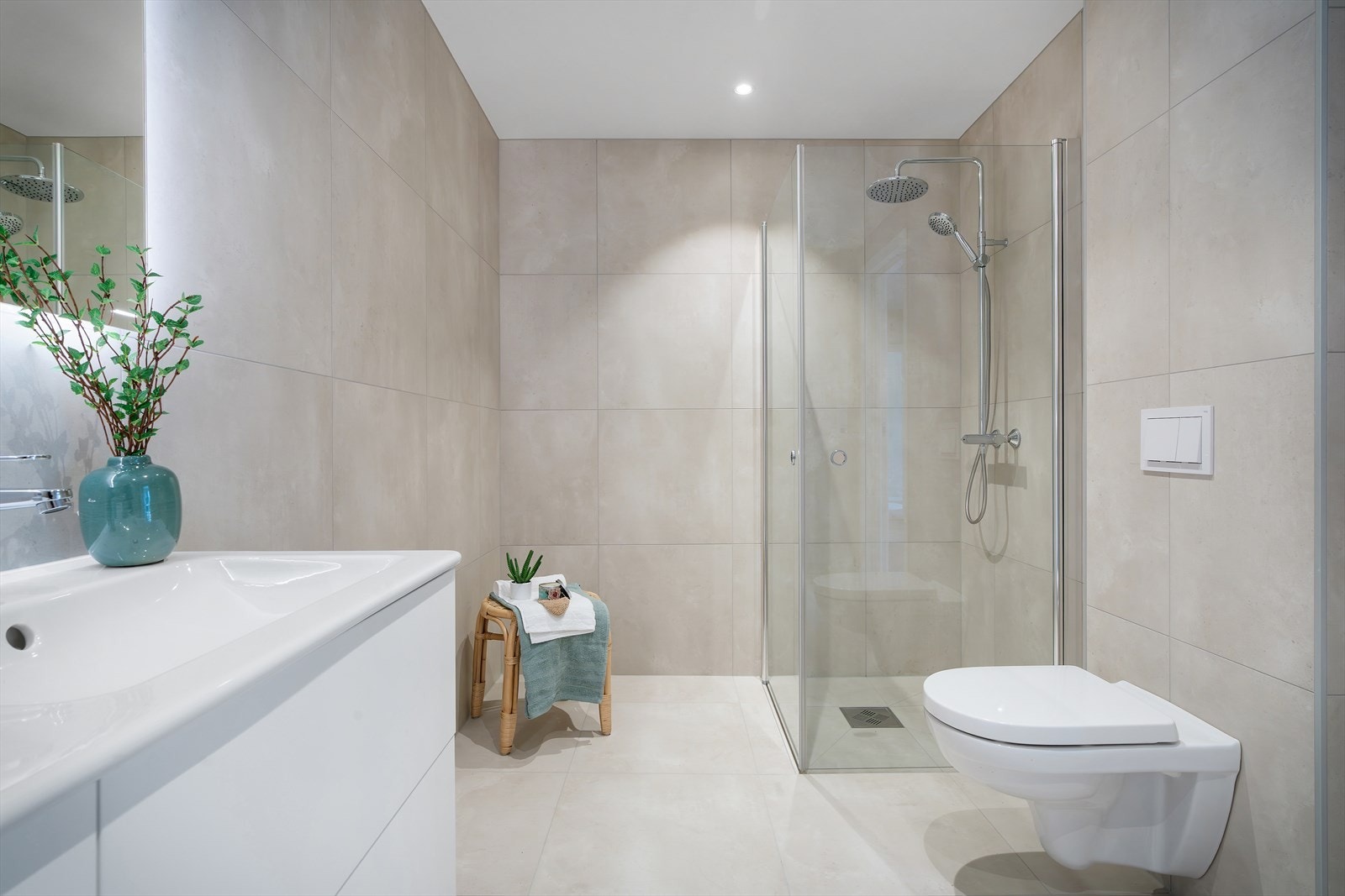 Dobbel servant og god plass i innredning. Stort og lekkert bad i boligens første etasje. Galleribilde