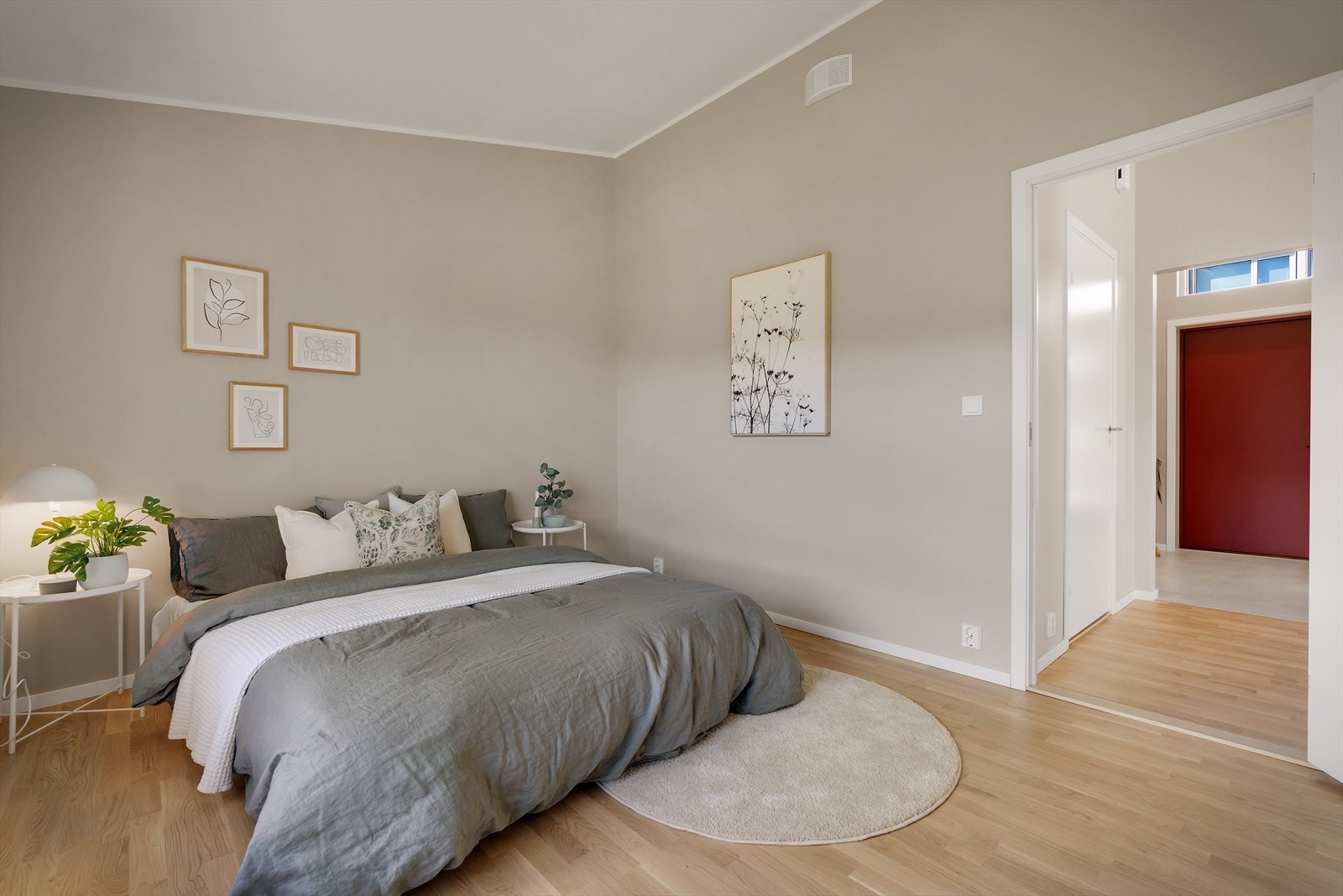 Totalt fire soverom, her fra boligens hovedetasje Galleribilde