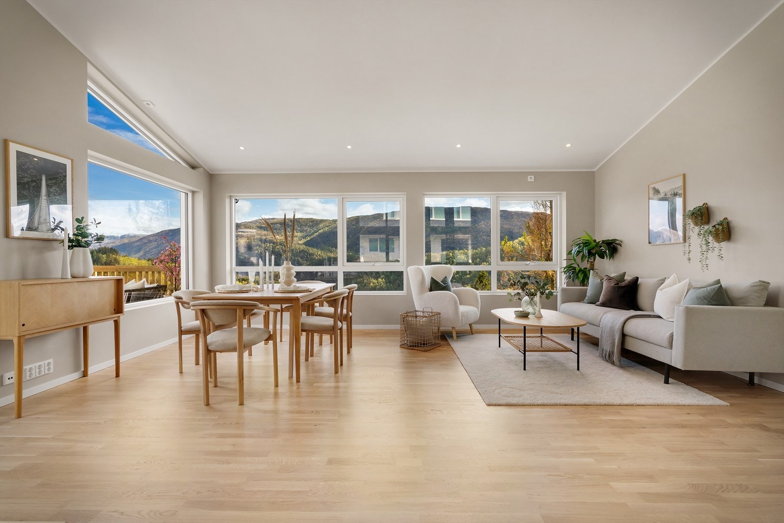 Storevindusflater som gir rikelig med lysinnslipp. Galleribilde