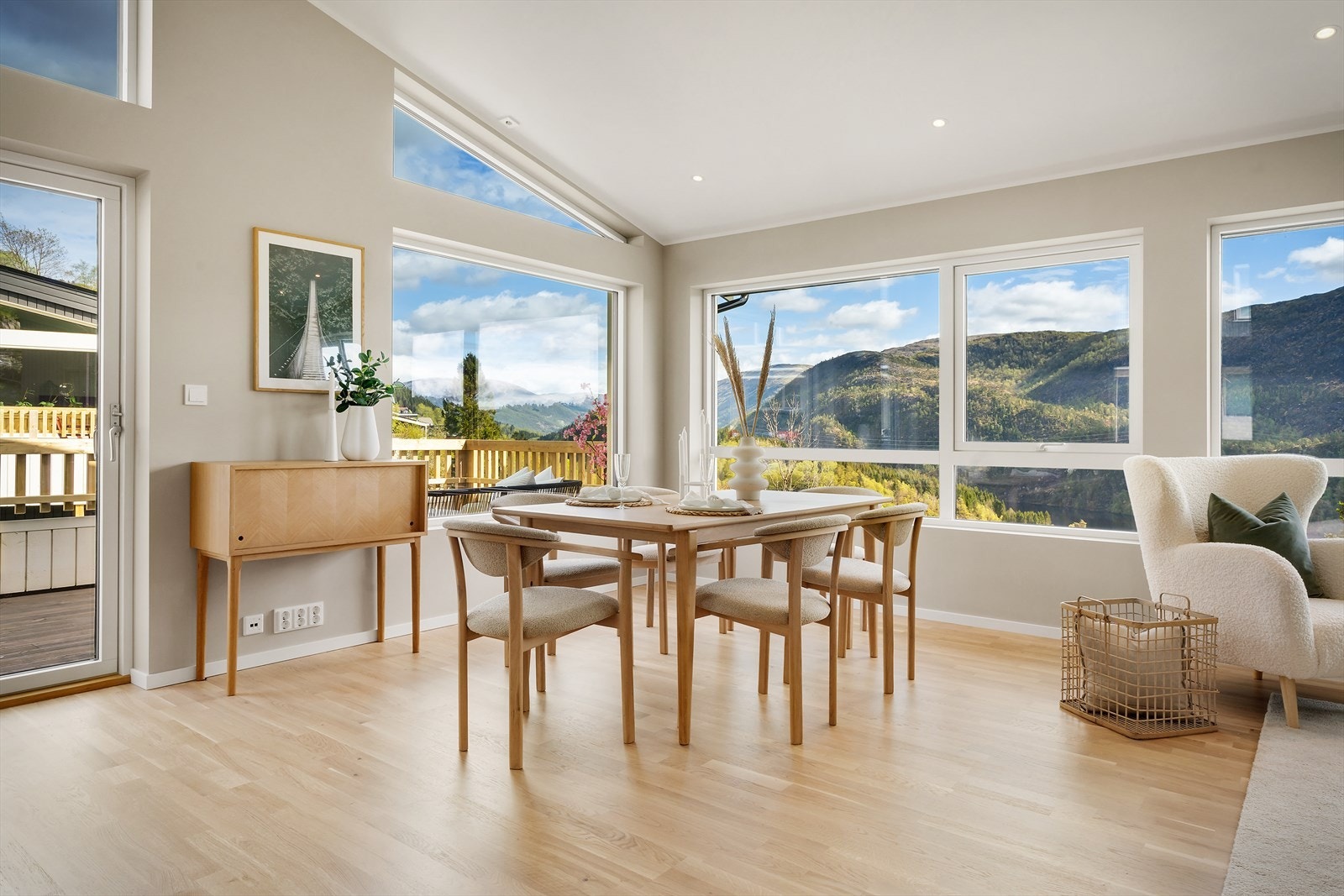 Store vindusflater ut mot utsikten og direkte utgang til terrasse Galleribilde