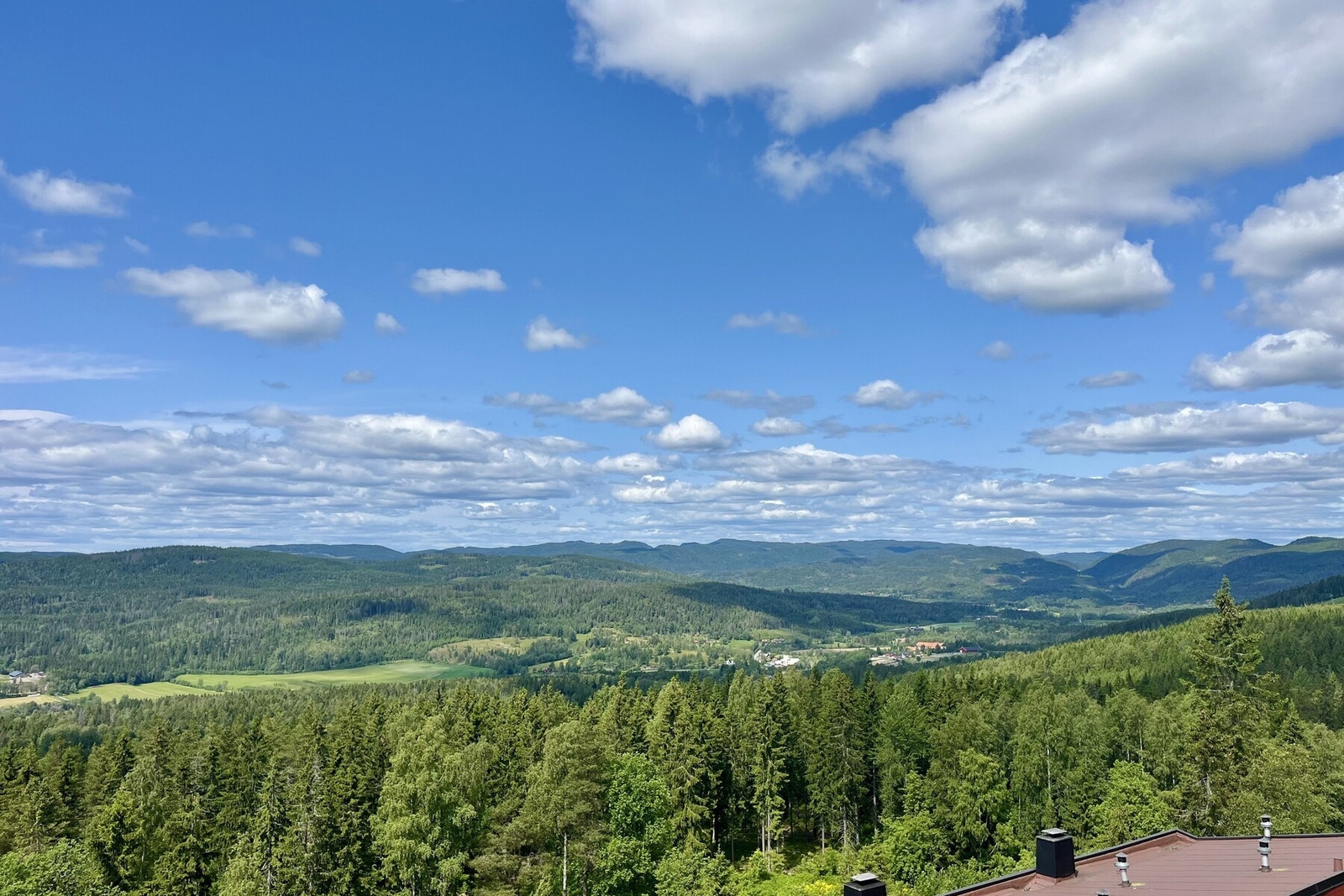 Nydelig utsikt mot Sørkedalen, Bærumsåsene og Bogstadvannet. Galleribilde