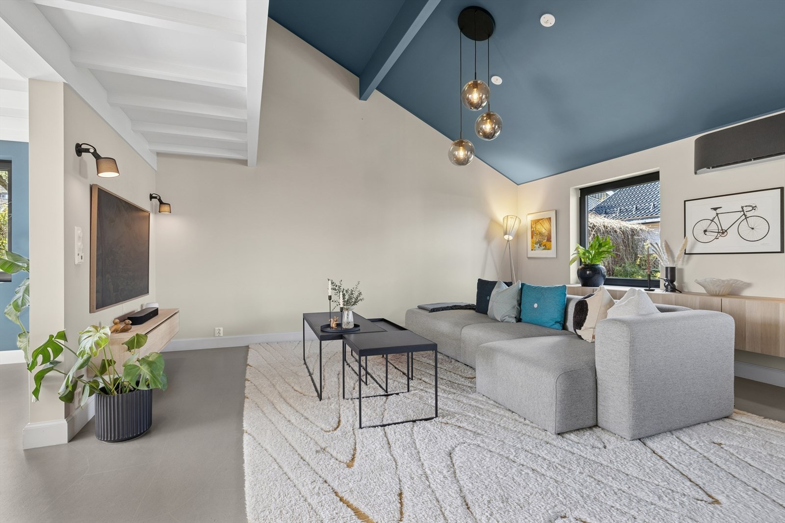 Stuen har god plass til møblering Galleribilde