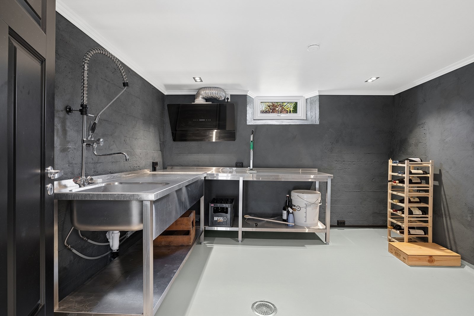 Et av rommene i kjelleren har tidligere vært i bruk som bryggerrom Galleribilde