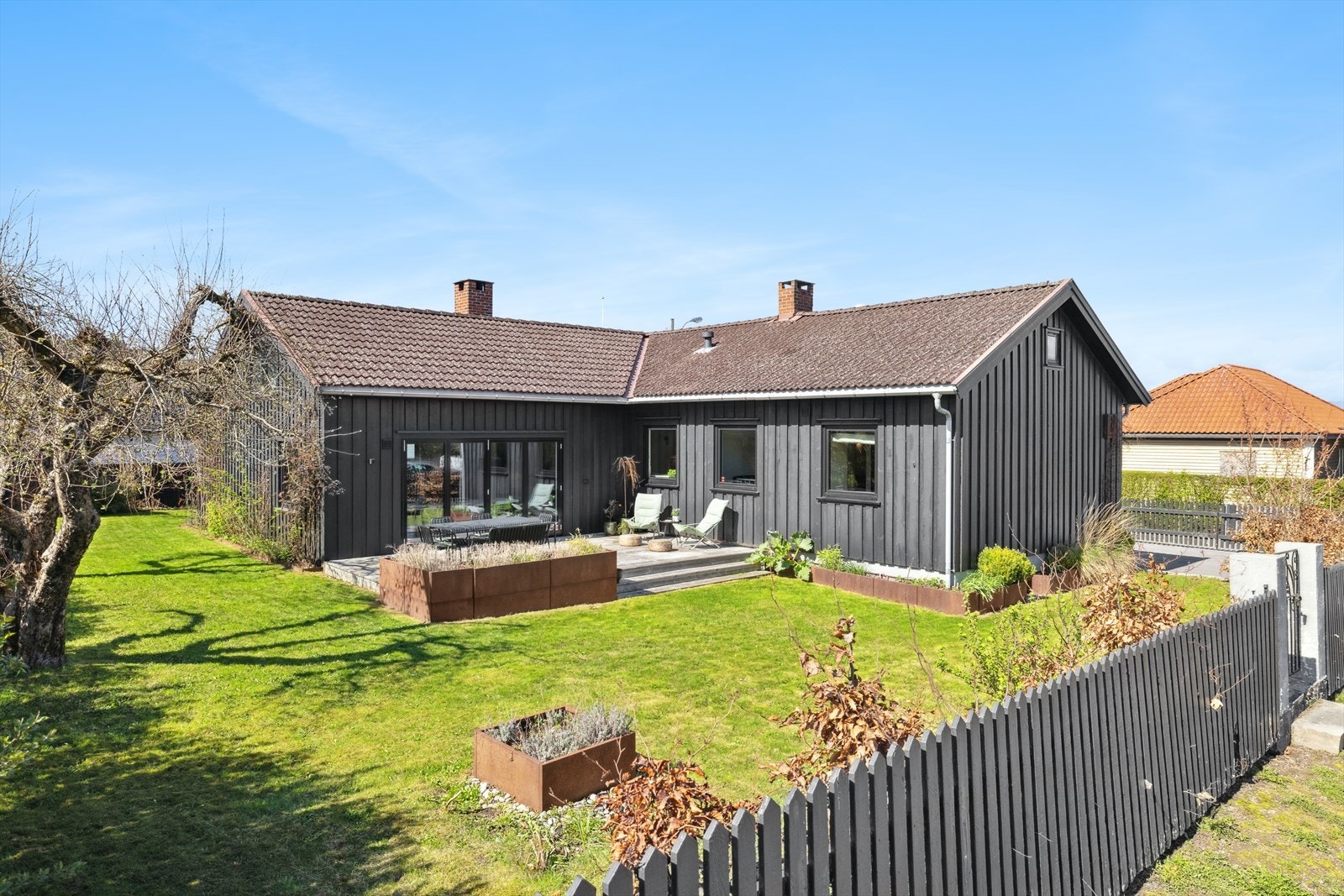 Inngjerdet plan tomt, flott opparbeidet og beplantet Galleribilde