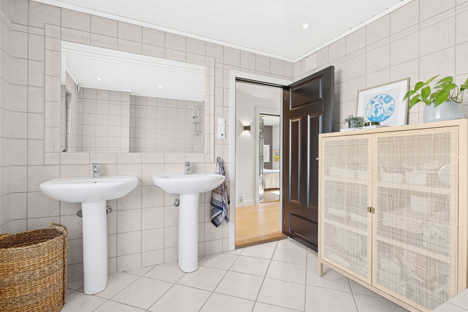 Baderom i boligens første etasje med dør fra gang Galleribilde