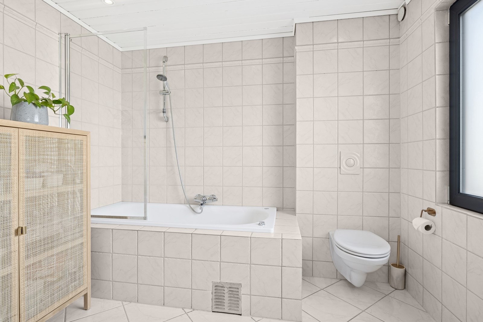 Vegghengt wc, fliser på gulv og vegger Galleribilde