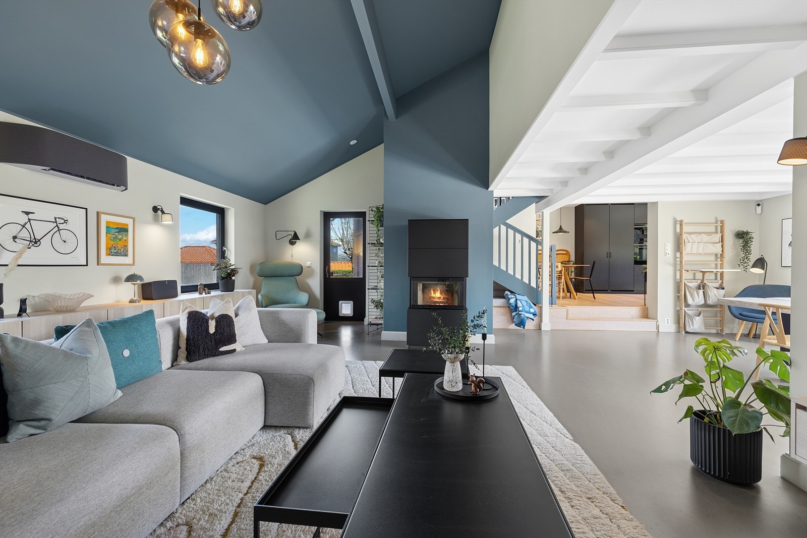 Gulvene i stuen har moderne pusset betonggulv med varmekabler Galleribilde