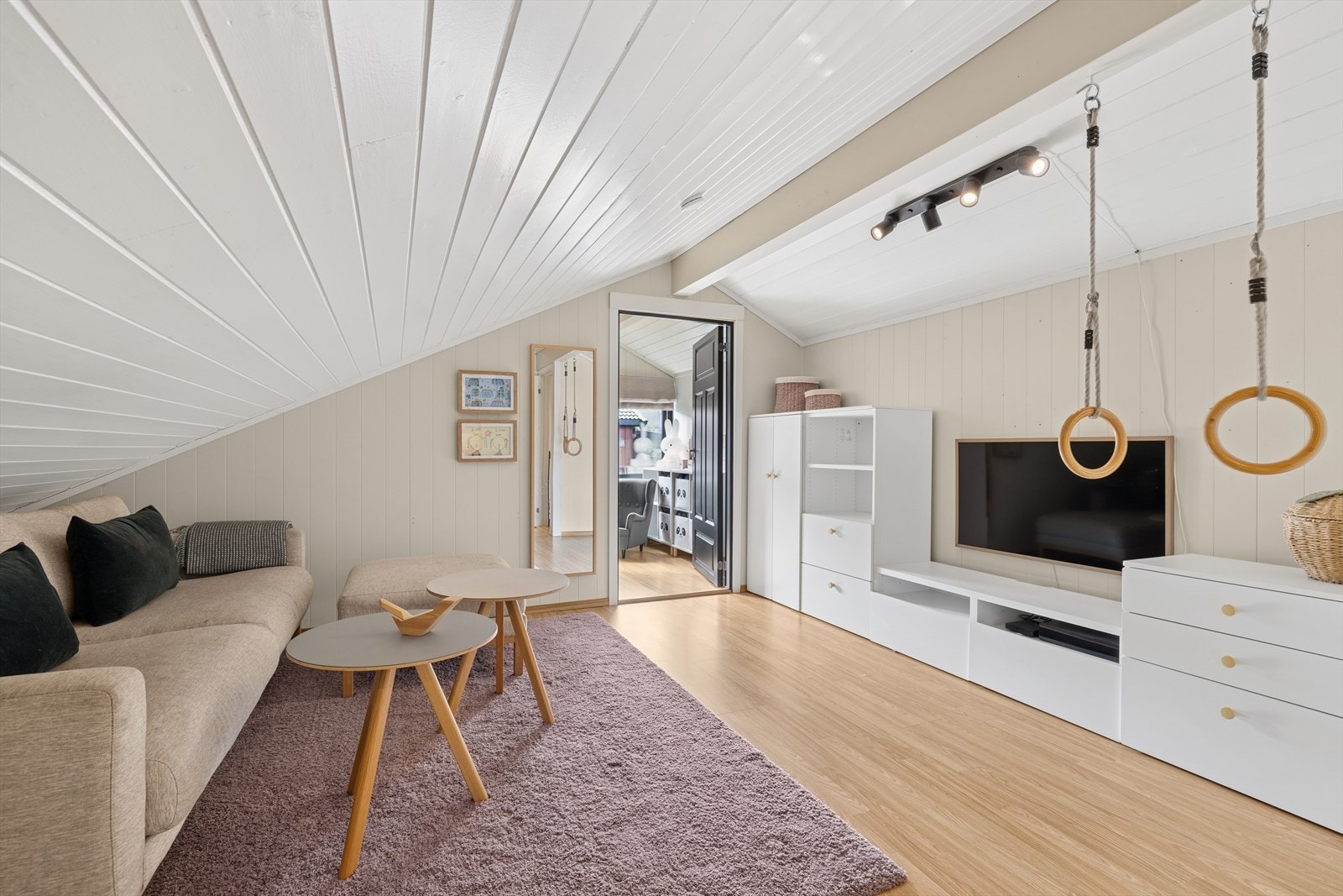 Loftstuen har dør til boligens fjerde soverom Galleribilde