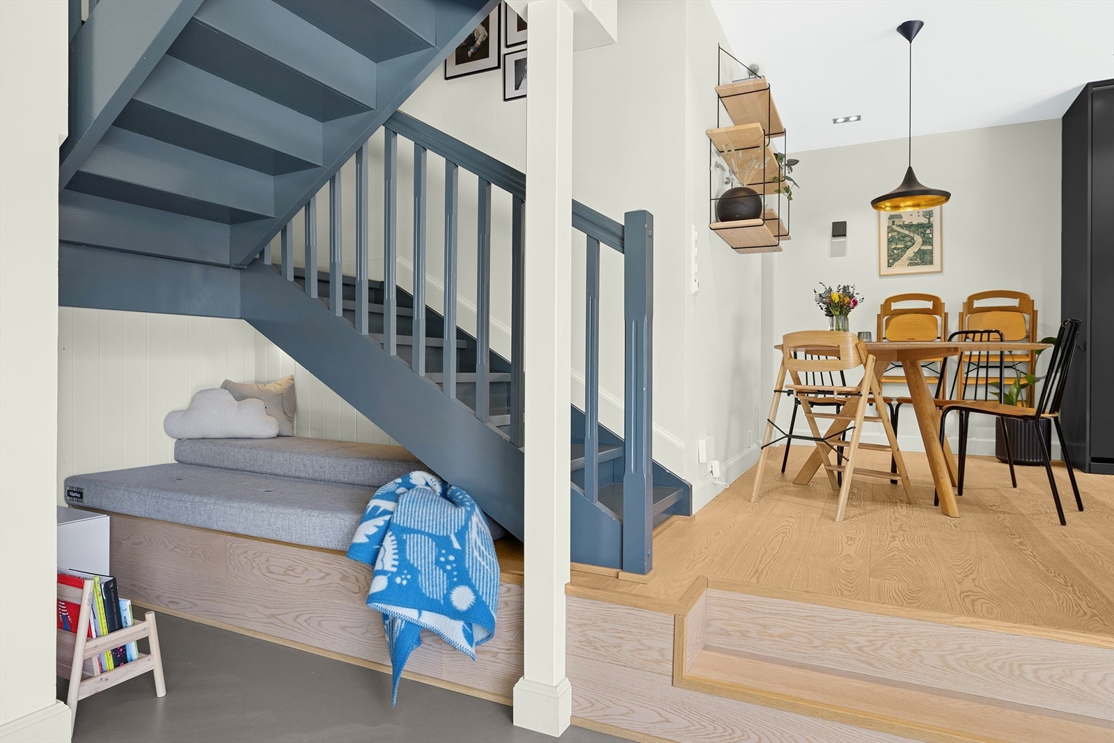 Rommet under trappen til andre etasje gir mange bruksmuligheter for de små Galleribilde