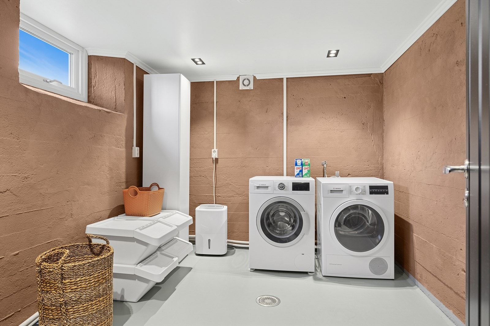 Praktisk vaskerom i kjelleretasjen Galleribilde