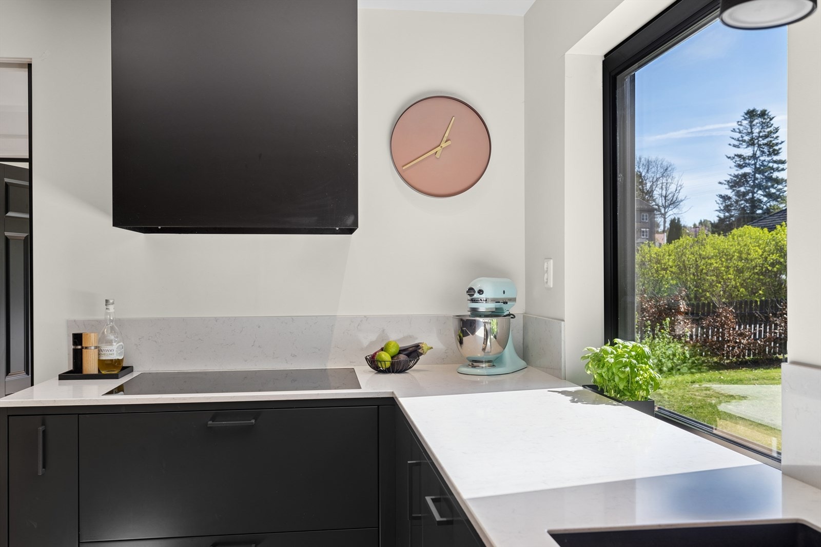 Stilrent med steinplate på kjøkkenbenk Galleribilde