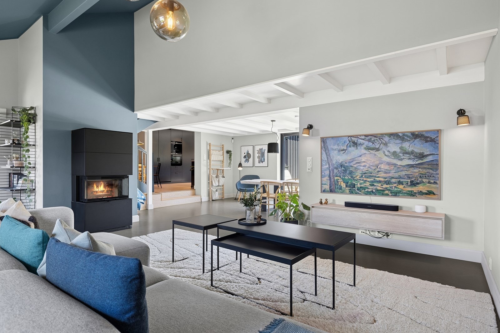 Flott takhøyde i stuen som videre har vedovn Galleribilde