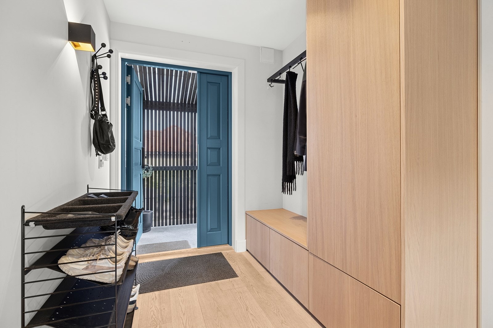 Velkommen inn til entre med garderobe Galleribilde