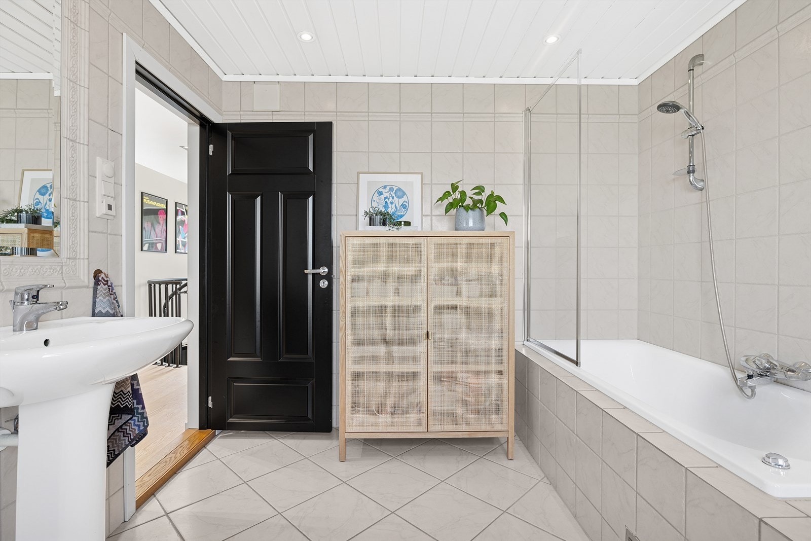 Stort og deilig baderom med kar med dusj og glassvegg Galleribilde