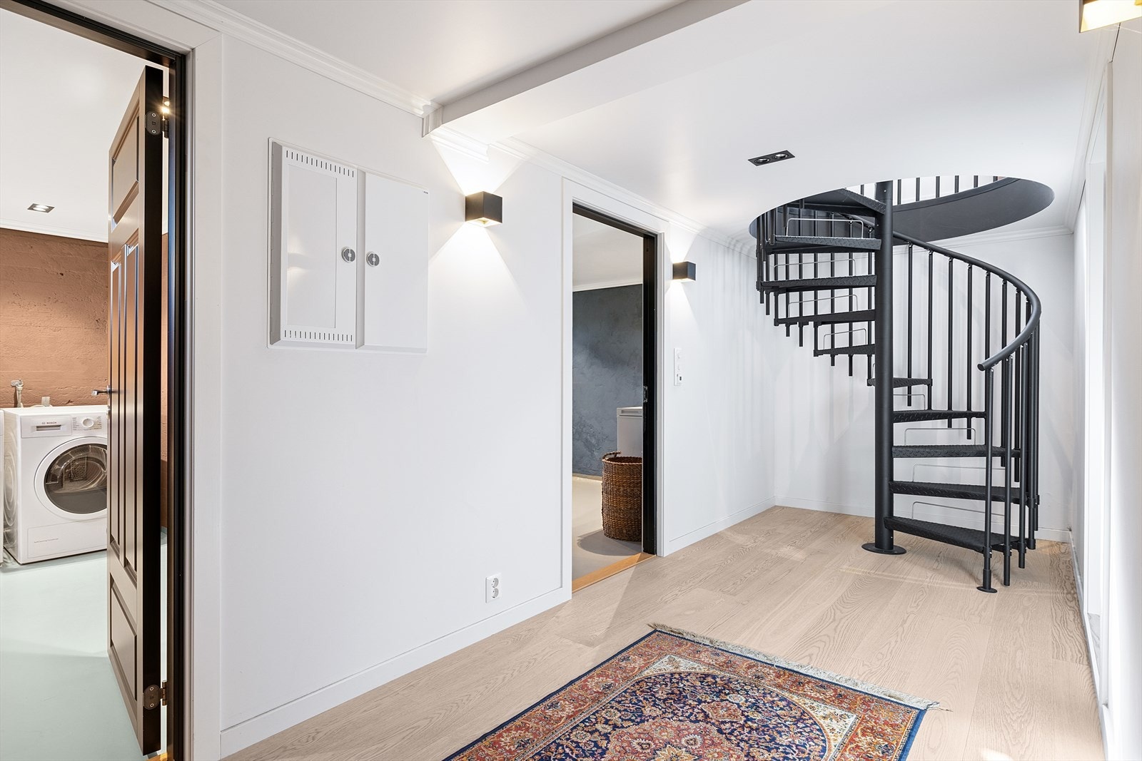 Stor trappegang i kjelleretasjen med skyvedørsgarderobe Galleribilde