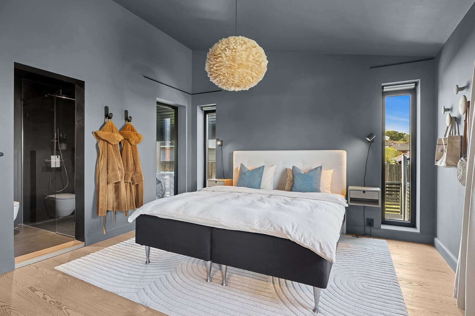 Lekkert hovedsoverom med baderom og garderoberom Galleribilde