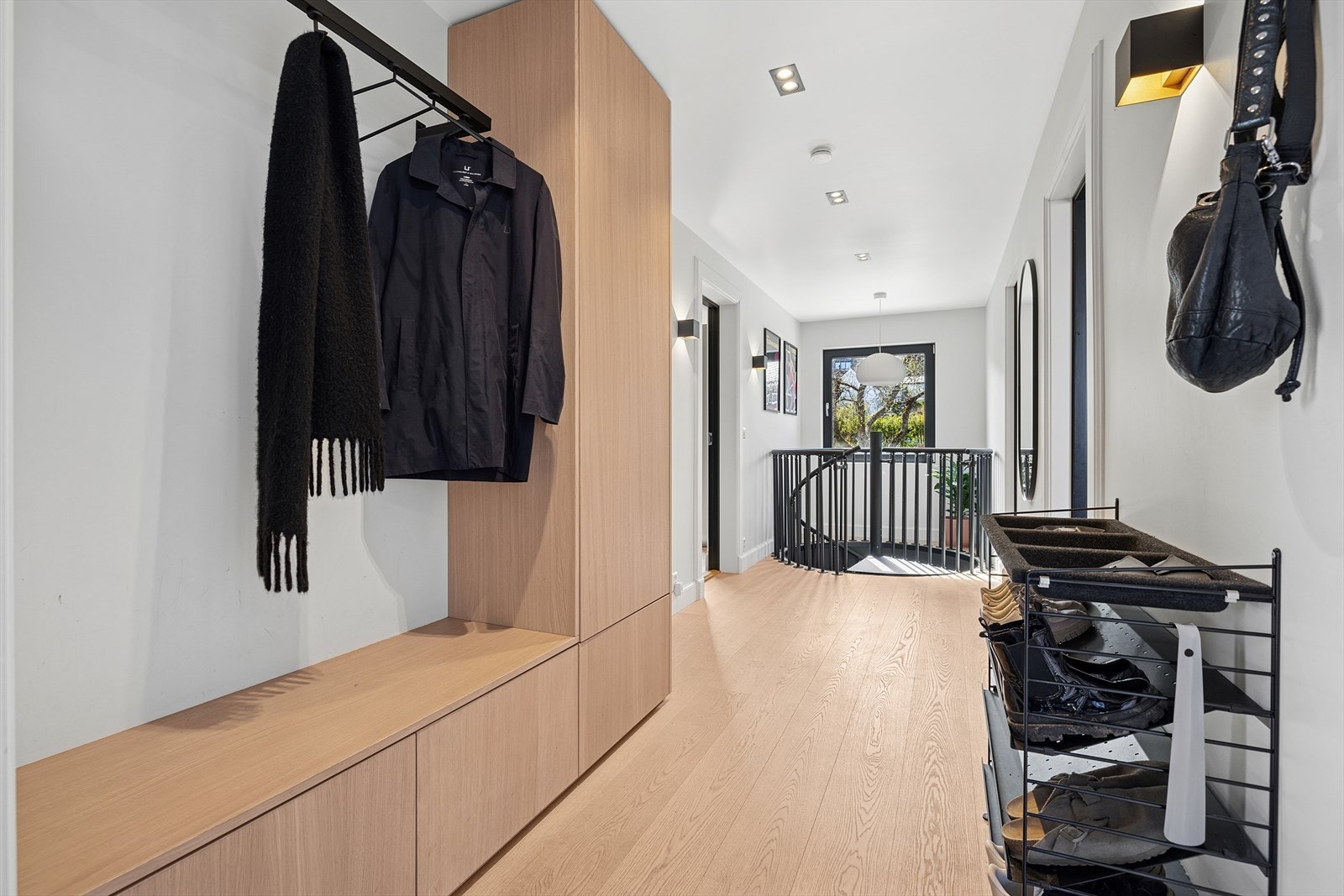 Stor og praktisk gang med vindeltrapp til kjelleretasjen Galleribilde