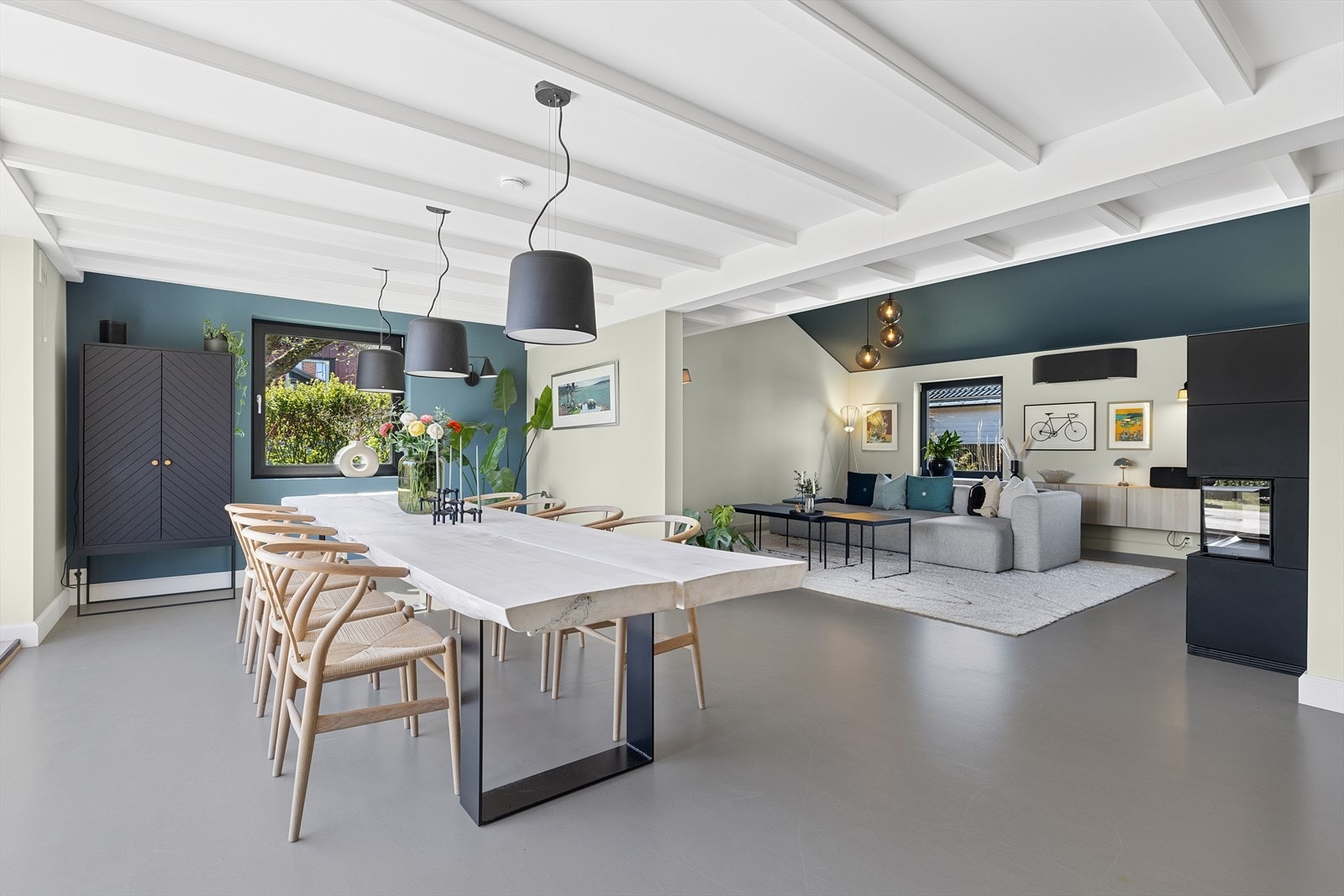 Fra spisestuen er det en åpen løsning til stuen Galleribilde