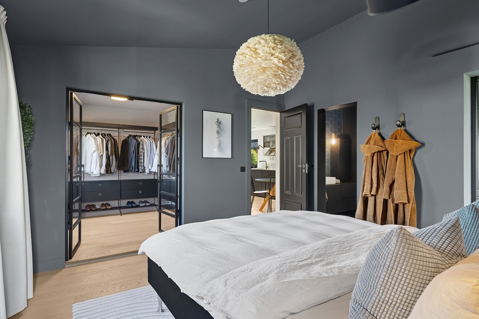 Sorte doble dører i glass garderoberom Galleribilde