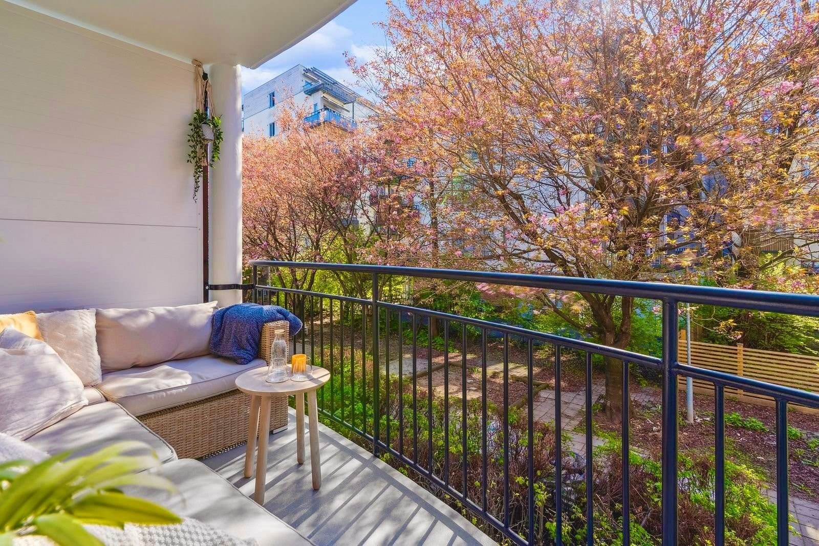 Koselig utsyn fra balkongen mot gårdsrommet Galleribilde