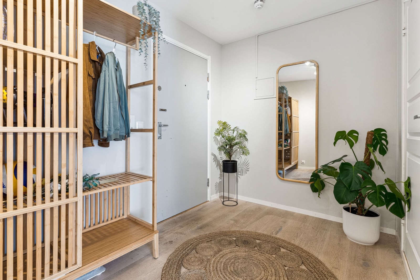 Romslig og praktisk entré/gang med god plass til oppheng av yttertøy, plassering av sko og garderobeløsning Galleribilde