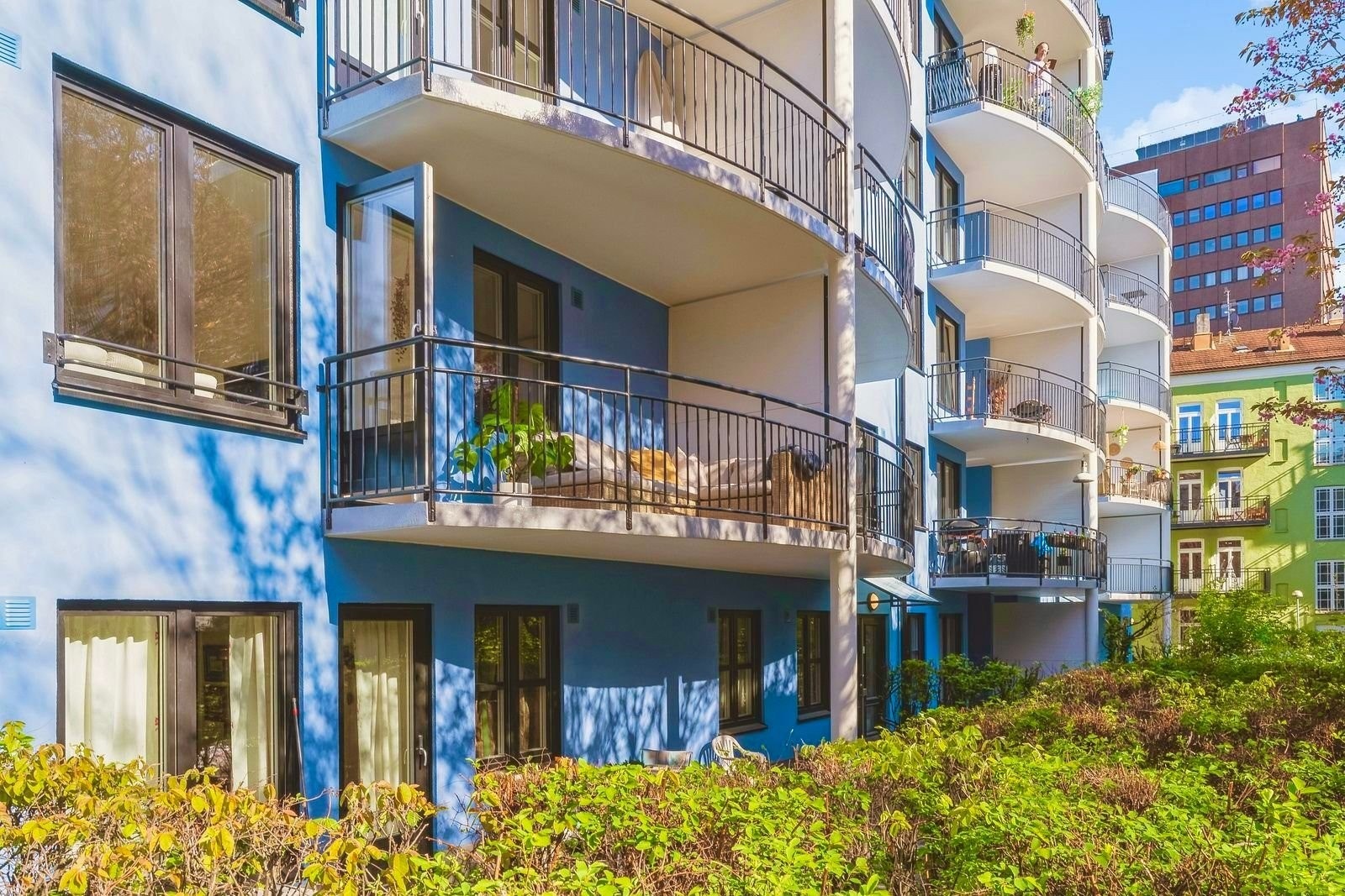 Leiligheten ligger skjermet fra trafikk og vender mot parks essig gårdsrom Galleribilde