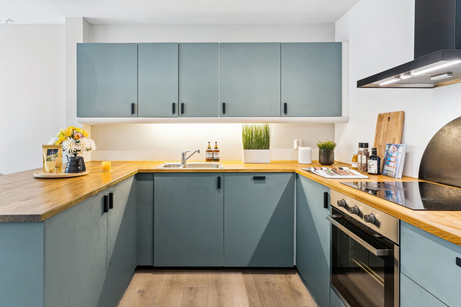 Kjøkkenet er utstyrt med helintegrerte hvitevarer som induksjon platetopp, stekeovn, kjøle-/ fryskap og oppvaskmaskin Galleribilde