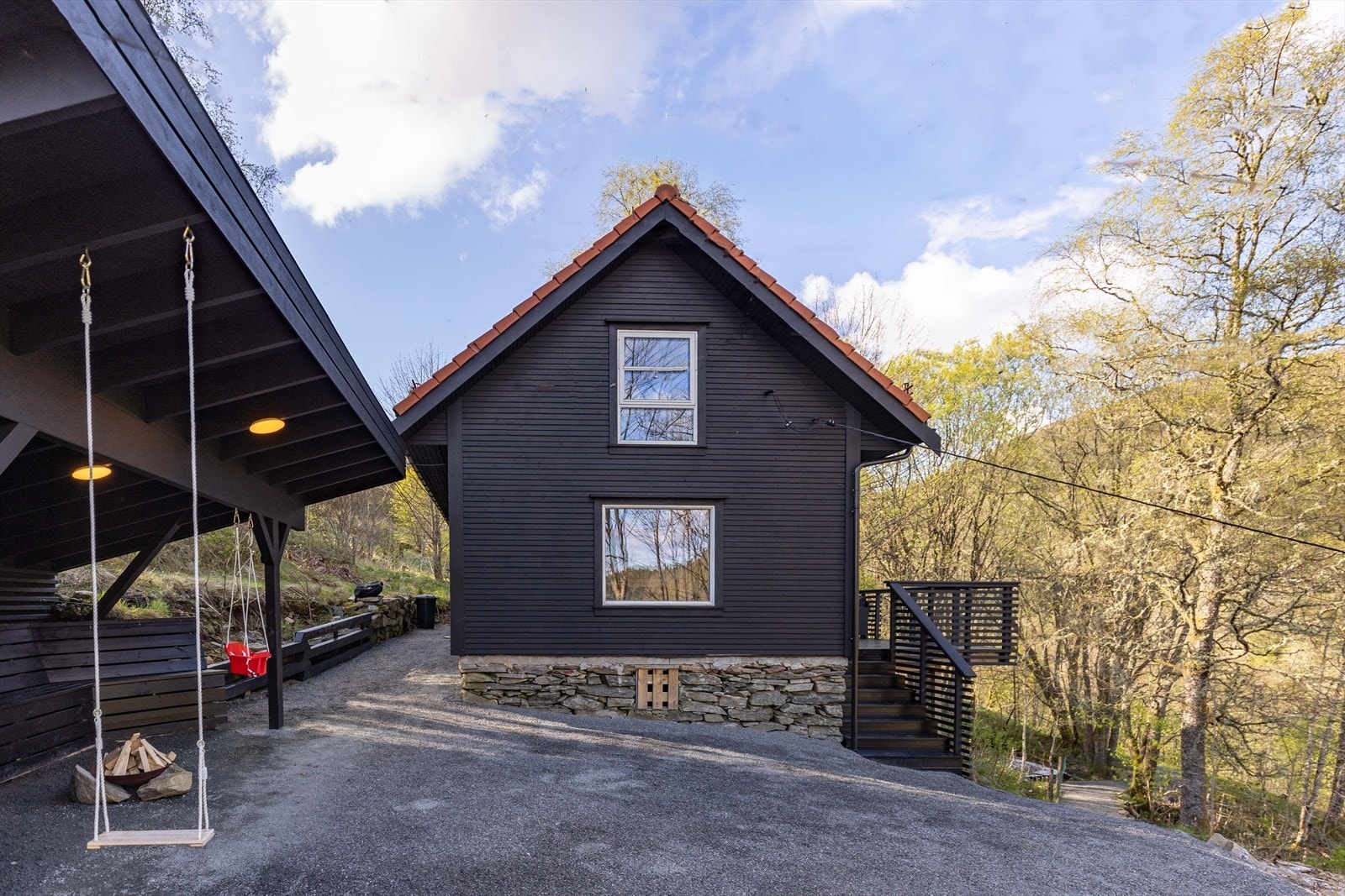 En flott fritidsbolig i naturskjønne omgivelser med moderne standard. Galleribilde