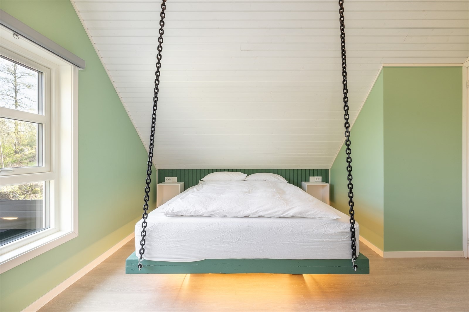 Det er benyttet delikate og friske farger som harmonerer pent med enstavs laminat på gulv. Galleribilde