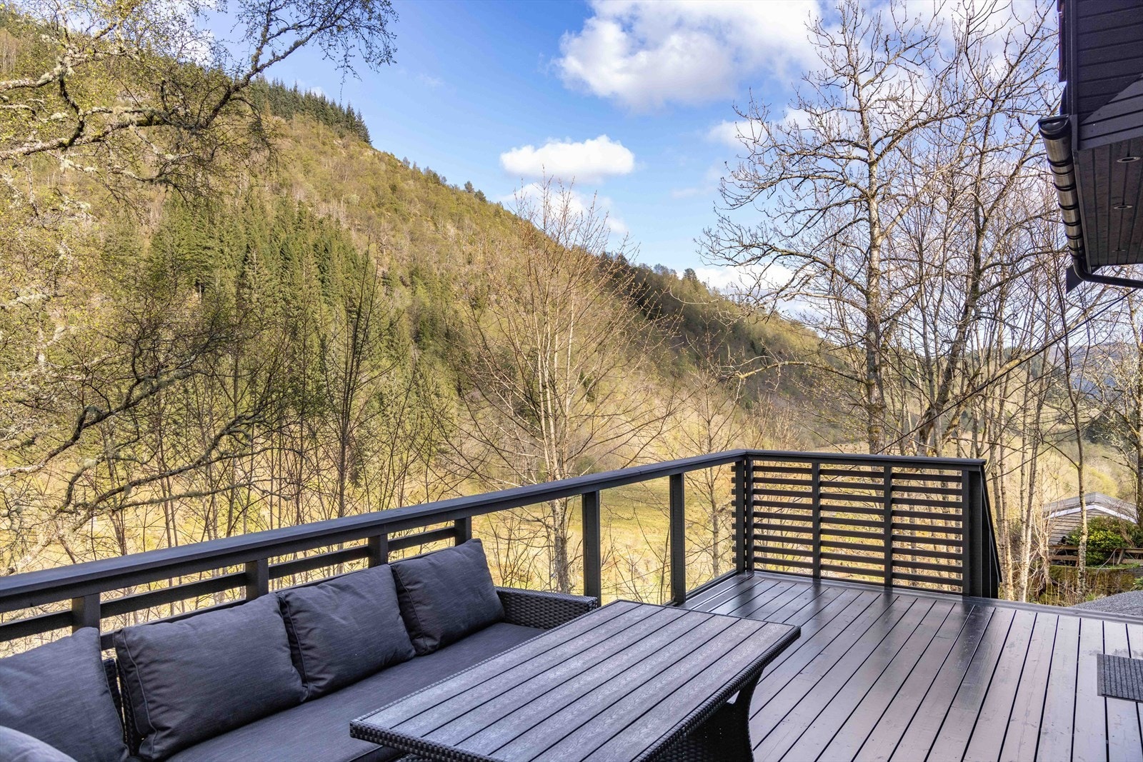 Her er god plass til møblering av flere sittegrupper, solseng, parasoll og grill. Galleribilde