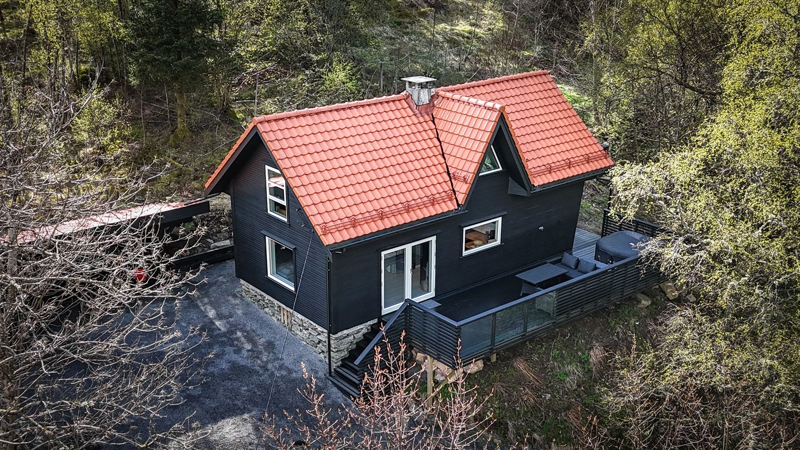 Kort vei til populære turløyper, dagligvare samt Østerøy Senter med flere butikker. Galleribilde