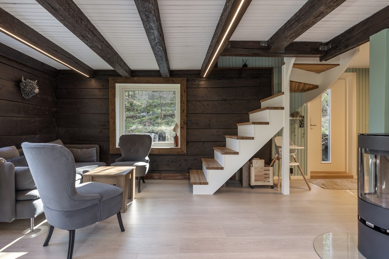 Det er peisovn i rommet som varmer godt på kalde dager. Galleribilde