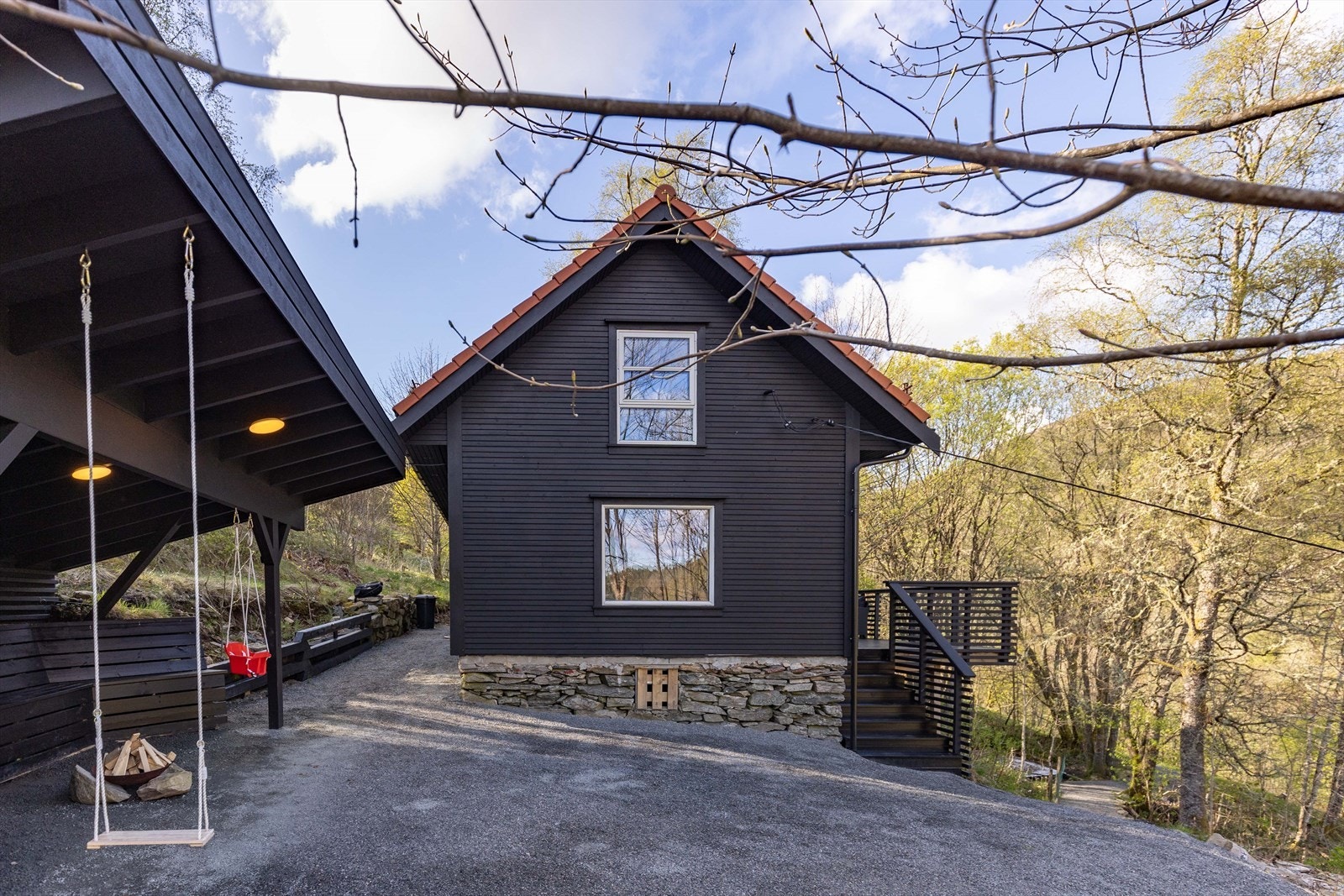 Velstelt eiendom med trivelig overbygg som har integrert benkeinnredning. Galleribilde