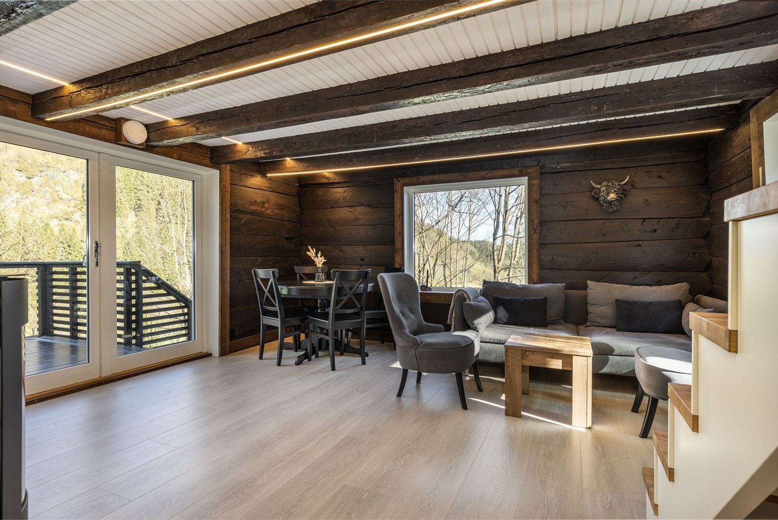 Åpen stue/kjøkken-løsning med fin flyt mellom de ulike sonene og gode møbleringsmuligheter til både sofa - og spisebordsgruppe. Galleribilde